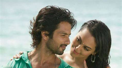Watch Shahid Kapoor Romance Sonakshi Sinha In Rrajkumars First Romantic Song Dhoka Dhadi