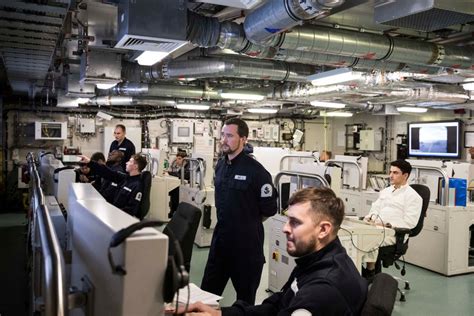 Inside The Royal Navys Largest Ship Hms Queen Elizabeth New York Post