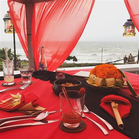 Menu makan siang / malam jika membeli makan! 10 Restoran Super Romantis di Bali Untuk Kencan Tak Telupakan
