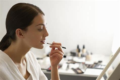 How To Apply Makeup In 10 Minutes Or Less