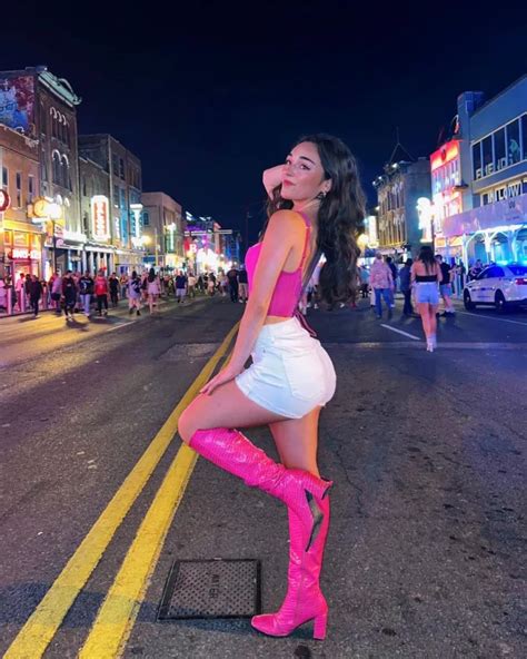 ‘pretty In Pink’ Elena Arenas Gives ‘barbie’ Vibes While Teasing Her Fans In Plunging Outfit Photos