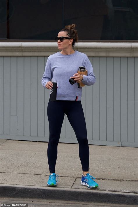 Jennifer Garner Showcases Toned Physique In Skin Tight Leggings As She