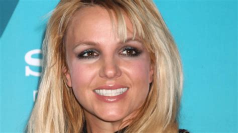 Britney Spears pose topless lors dune balade à cheval