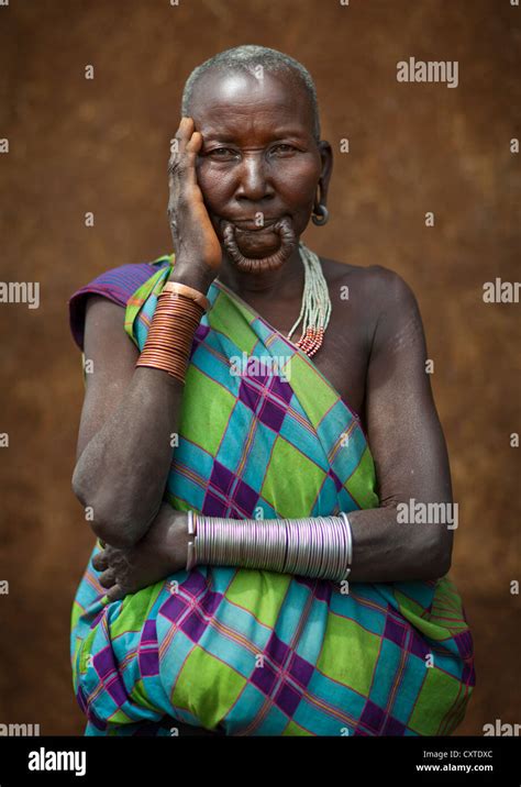 Suri Stamm Frau Mit A Gestreckt Lippe Kibish Omo Tal Äthiopien