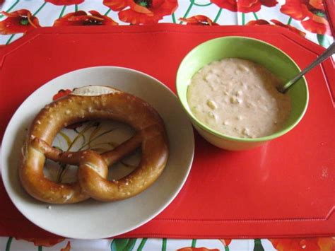 It is prepared by mixing two thirds aged soft cheese, usually camembert (romadur or similar cheeses may be used as well) and one third butter. Obatzter sehr lecker - Rezept mit Bild - kochbar.de