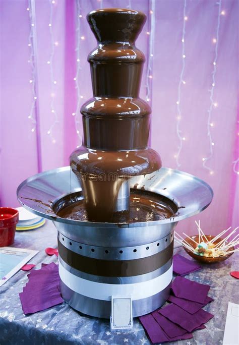 Fontaine De Chocolat Sur Le Fond Blanc Photo stock