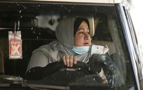 Palestinian Mother Of 5 Becomes Gazas 1st Female Taxi Driver The