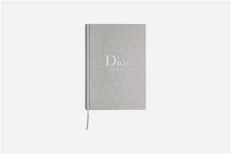The first comprehensive overview of the legendary house of dior, from its founding in 1947 to today, featuring over 180 collections presented through original catwalk photography. Book: Dior Catwalk English version - products | DIOR