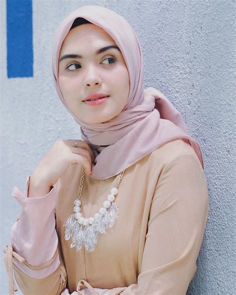 5 inspirasi gaya hijab segi empat ala artis cantik vebby palwinta halaman 2