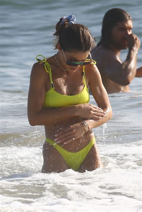 Definition, rechtschreibung, synonyme und grammatik von 'beachvolleyballerin' auf duden online nachschlagen. Camila Coelho - Playing Beach Volleyball in Santa Monica ...