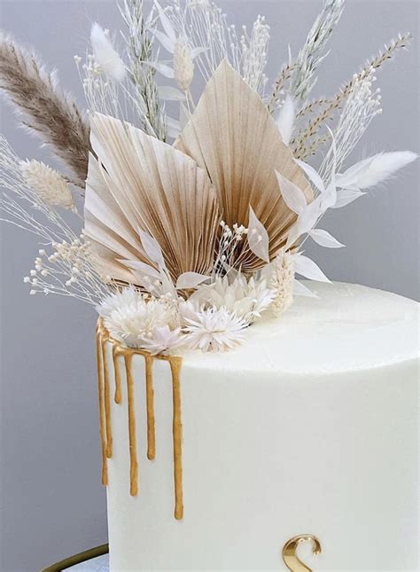 DECORATIONS Wedding Cakes Decorated With Dried Flowers