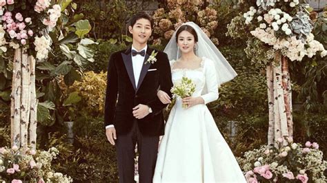 Father, mother, older brother, younger sister. Song Hye Kyo và Song Joong Ki đã tốn bao nhiều tiền cho ...