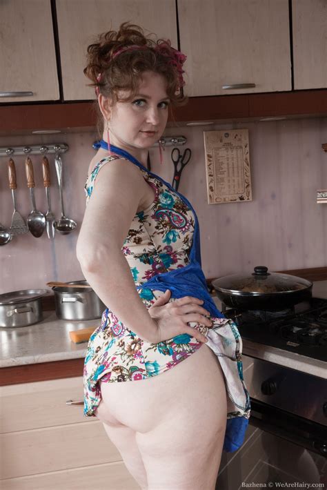 Bazhena Se Desnuda Y Se Pone Muy Sexy En La Cocina