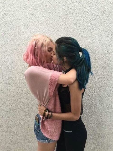 pin en lesbians kissing