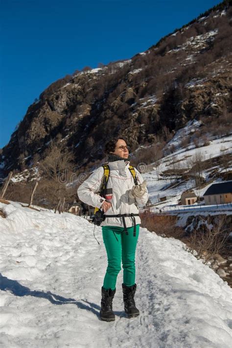 mujer madura del caminante en la nieve imagen de archivo imagen de exterior excursionista
