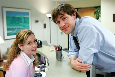 The Office Jenna Fischer Recalls Pam And Jims Perfect First Kiss