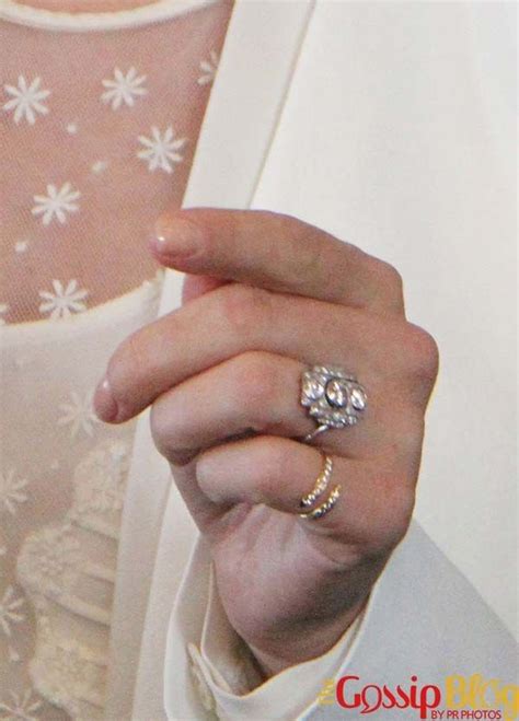 Scarlett johansson's engagement ring is one of the chicest we've ever seen. Scarlett Johansson, Engagement Ring | Engagement rings