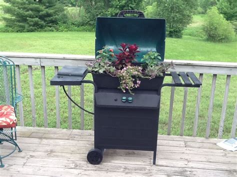 Articles filled with repurposed items, diy, and more. Repurpose an old grill | Outdoor decor, Craft projects ...
