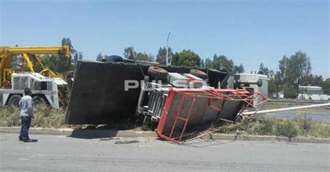 Vuelca Un Cami N Que Transportaba Una Gr A Sobre La