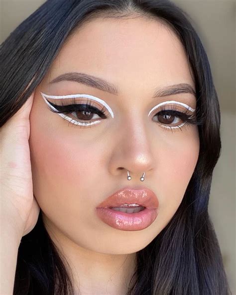 10 Simple White Eyeliner Looks Stylegps White Eyeliner White