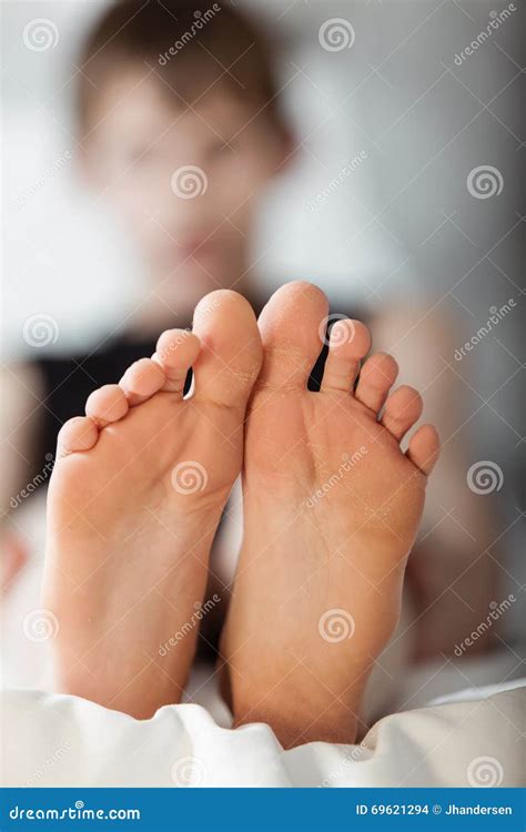 Ansicht Von Unten über Paare Füße Stockfoto Bild Von Entspannt Reste 69621294