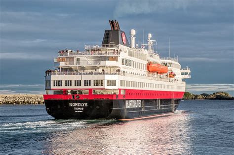 Hurtigruten has been traveling to the world's remote places since 1893 when we started as the freighter along the rugged coast of norway. Hurtigruten - die «schönste Seereise der Welt» - Walter ...