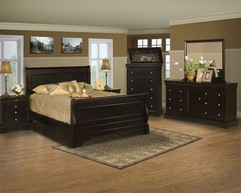 De lange oorbellen zijn een echte blikvanger met opgestoken of kort haar. Belle Rose | Bedroom sets furniture king, Cheap bedroom ...