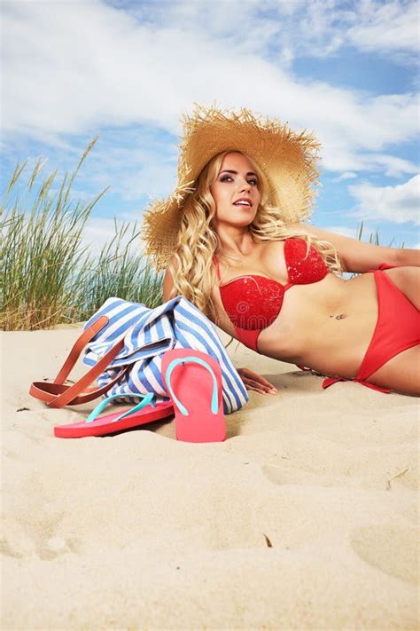Sexy Blondemeisje Op Het Strand Stock Afbeelding Image Of Bikini