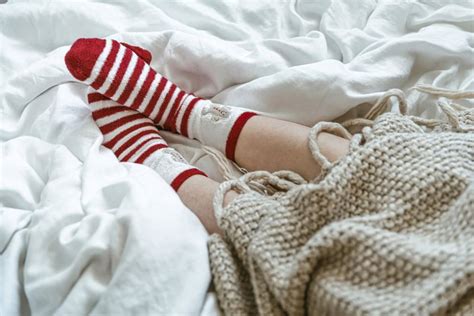 Czy Spanie W Skarpetkach Jest Zdrowe - Czy spanie w skarpetkach jest zdrowe? | Papilot