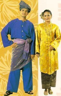 Traditional costumes like the kebaya labuh for women is worn with kain songket and tied neatly with its cloth head placed in front. Malaysian Traditional Costumes | Hanbok, Traditional ...