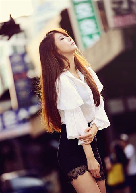 Beautiful Korean Girl Pictures Showing Her Body Shape