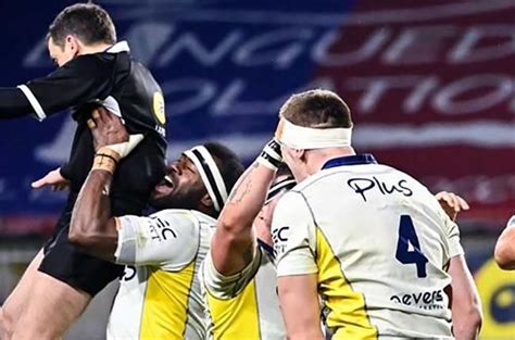 Le championnat de france de football) — высший дивизион системы футбольных лиг франции. French league bans rugby players to lift ref to celebrate ...