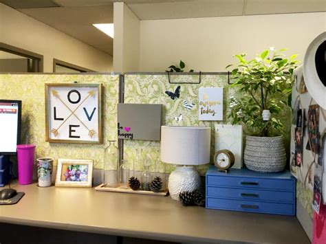 Cute Office Cubicle D Cor Ideas Lovetoknow Office Cubicle Decor Ideas Office Cubical Decor