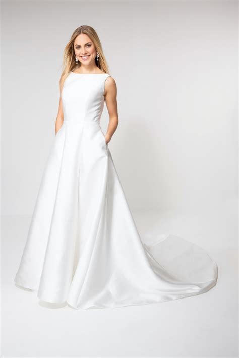 Hochzeitskleid u boot sind zu den verschiedenartigsten anlässen eine schicke wahl. Satin-Brautkleid mit U-Boot-Ausschnitt | Weise | braut.de