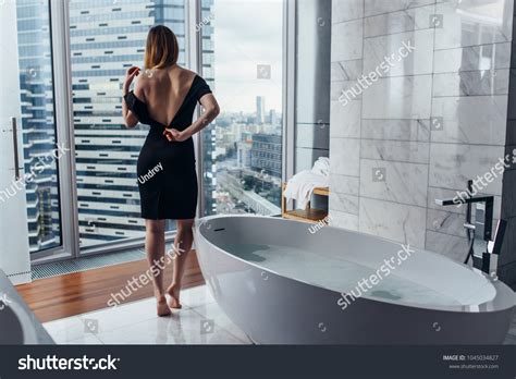 1153 Imágenes De Woman Undressing Bathroom Imágenes Fotos Y Vectores De Stock Shutterstock