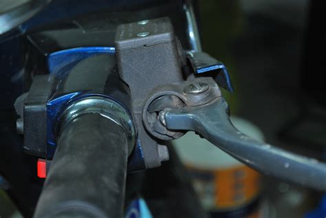 The braket broke and the driver luckily didn't get hurt. Vespa PX 125 E Restoration: Vespa PX 125 front disc brake ...