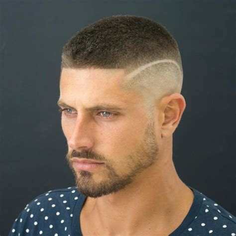 Man bun, coupe ultra courte, cascade de boucles… découvrez les coupes de cheveux incontournables masculines en 2021, les coupes traditionnelles : coupe de cheveux homme court degrade - Coupe pour homme