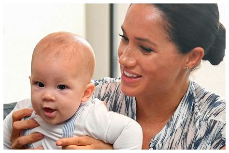 Meghan markle made surprise appearance at wimbledon wearing adorable archie necklace. Książę Harry i Meghan Markle izolowali Archiego od dzieci ...