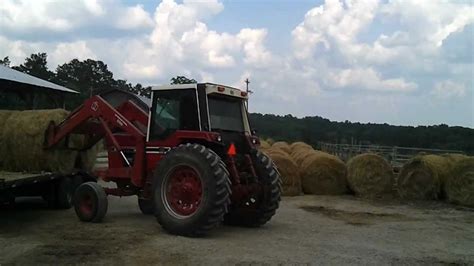 886 International Tractor Unloading Hay 2012 Randm Farms Youtube