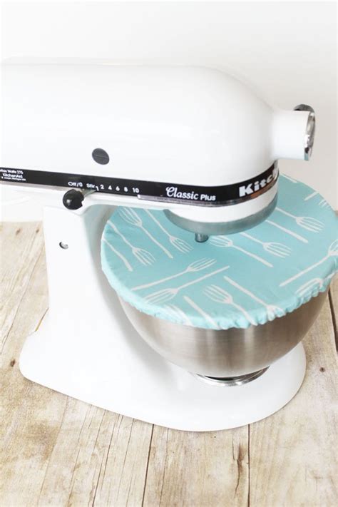I'm so excited to share with you my free sewing pattern for a kitchen mixer cover. KitchenAid Mixer Bowl Cover - Laura's Crafty Life