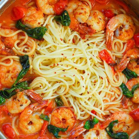 While the pasta is cooking, put the shrimp in a plate and pat them dry with paper towels, then sprinkle lightly with sea salt. Garlic Shrimp Pasta in Red Wine Tomato Sauce - What's In ...