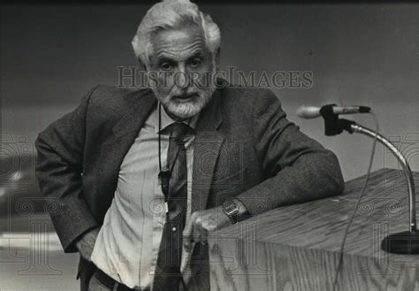 1989 press photo professor carl djerassi lectures at university of wis historic images