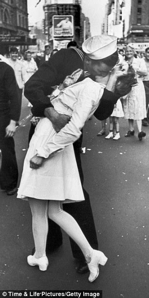 Us Navy Women Share First Gay Kiss Lesbian Couples Homecoming Kiss As