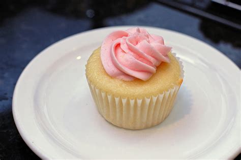 In Michelles Kitchen Simple White Or Pink Easy As Cake Mix Cupcakes