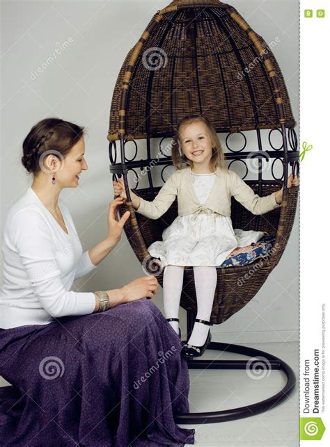 Madre Joven Con La Hija En El Vintage Interior Casero De Lujo Imagen De