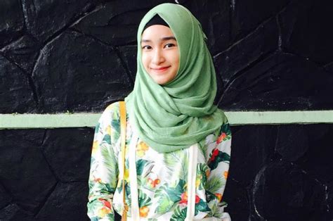 7 Inspirasi Fashion Hijab Syari Yang Stylish Ala Bella Almira