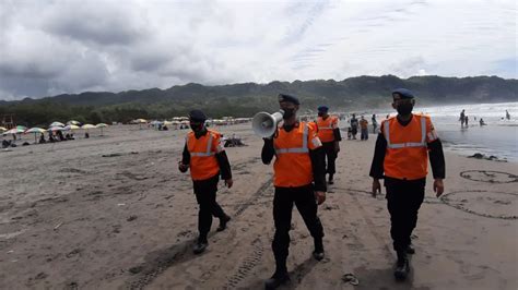 Patroli Sar Brimob Diy Di Pantai Parangtritis Satuan Brimob Polda Diy