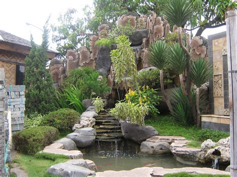 Semakin berkembangnya zaman dan teknologi, kini keberadaan rumah bambu sangat sulit ditemui. Aneka Bentuk Desain Taman Rumah Dengan Kolam Ikan