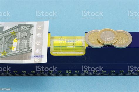 공사장 기포수준기 도구 유로 지폐 동전 Blue 각도에 대한 스톡 사진 및 기타 이미지 각도 개념 개념과 주제 Istock