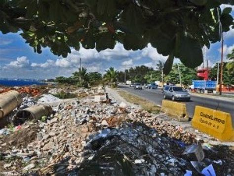 Piles Of Trash On Santo Domingos Malecon Stuns Hollywood